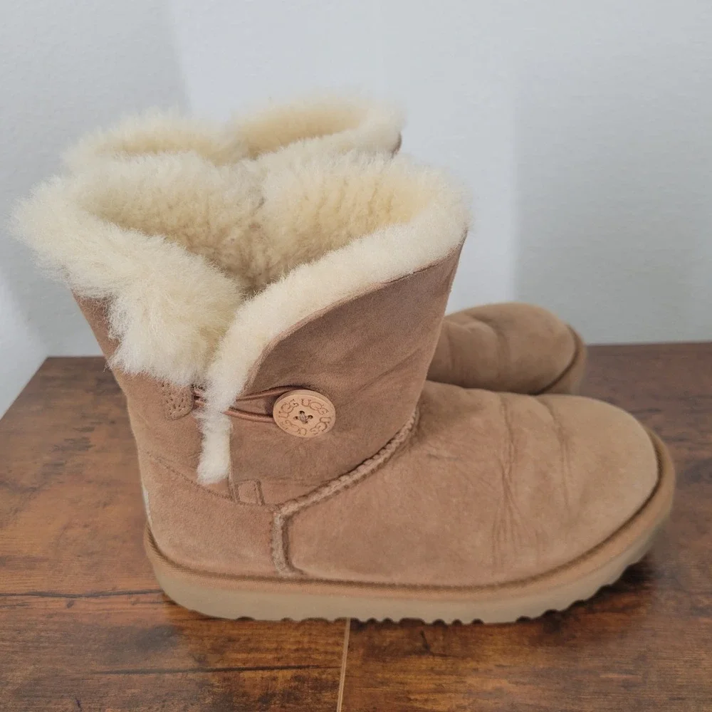 UGG Bailey Button Boots Kids Size 3 Chestnut Brown Suede Shearling 1017400K